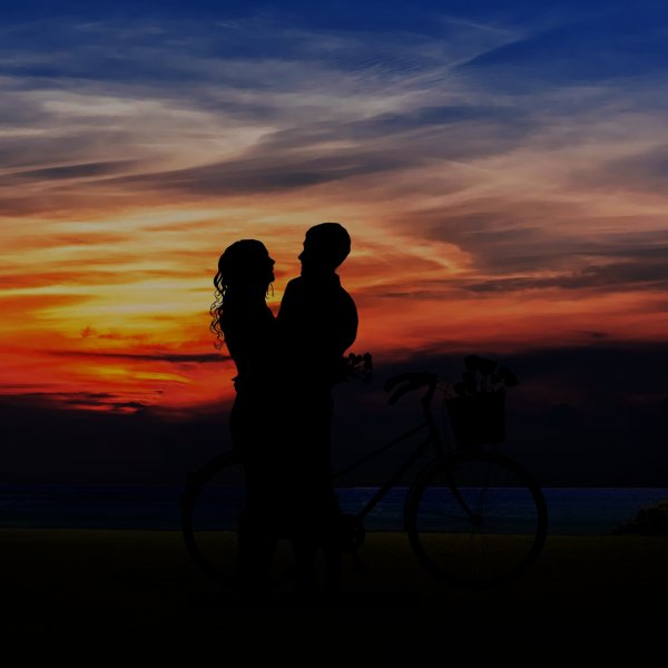 Закат двое влюбленных