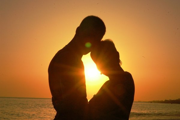 Двое на закате у моря