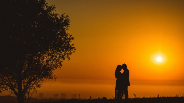 Обнимаются на закате