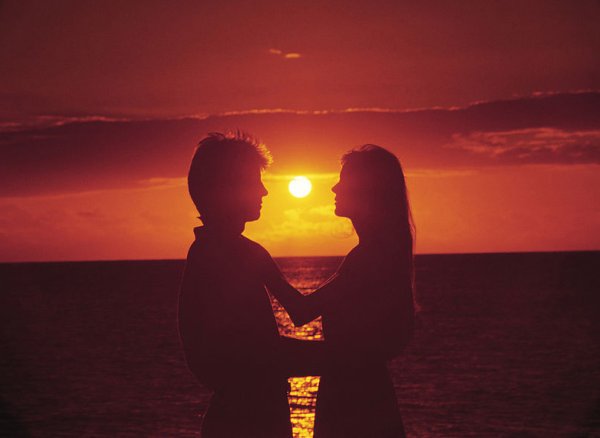 Влюбленные на закате на берегу