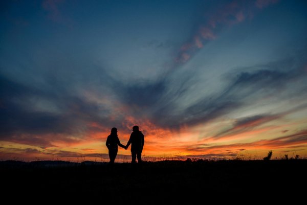 Двое людей на закате