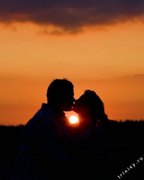 Двое людей на закате