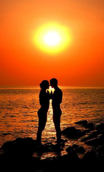 Влюбленные на закате на берегу