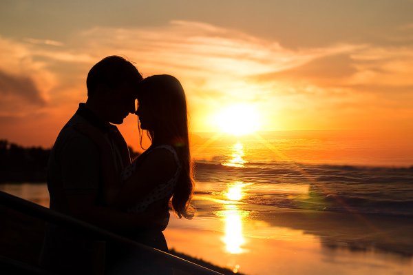 Двое на закате у моря