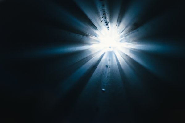 Яркий свет в темноте