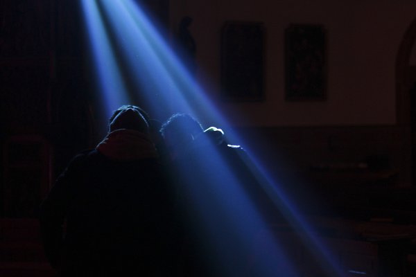 Лучи солнца сквозь листву