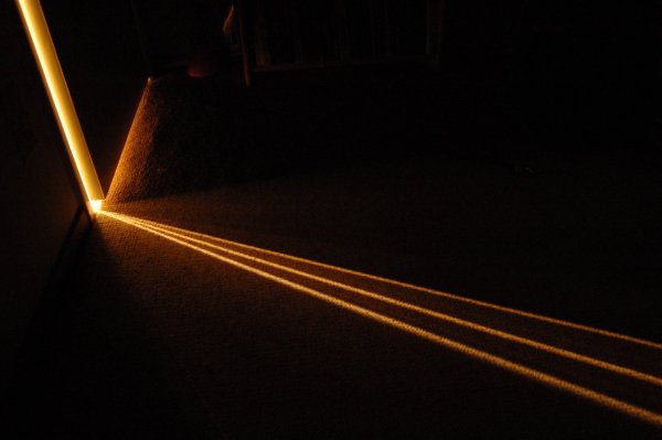 Лучи солнца через окно