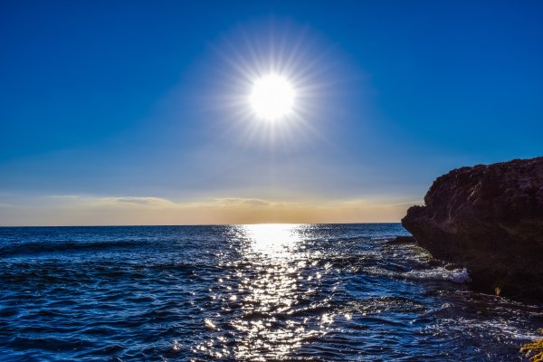 Яркое солнце море