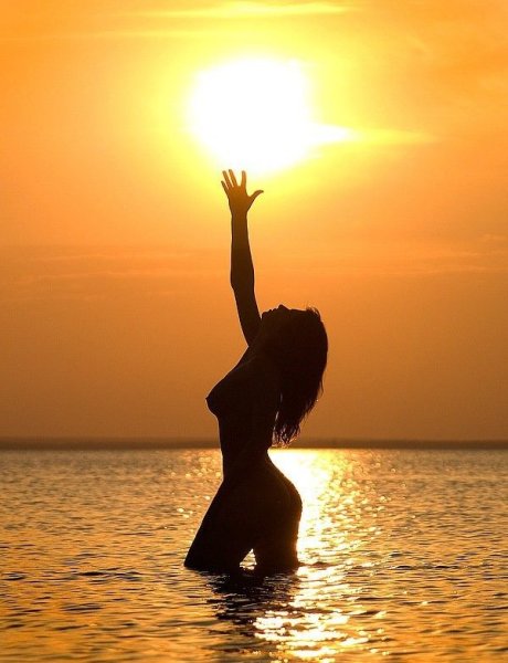 Девушка на закате спиной