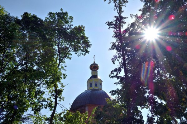 Церковь в лучах солнца