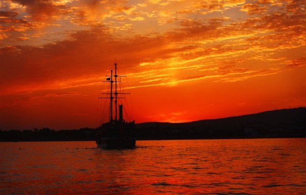 Море закат корабль