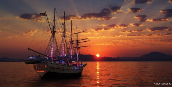 Парусный корабль на закате