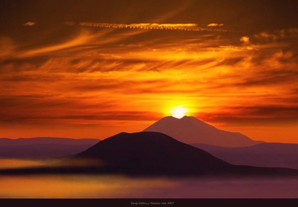 Гора Эльбрус на закате