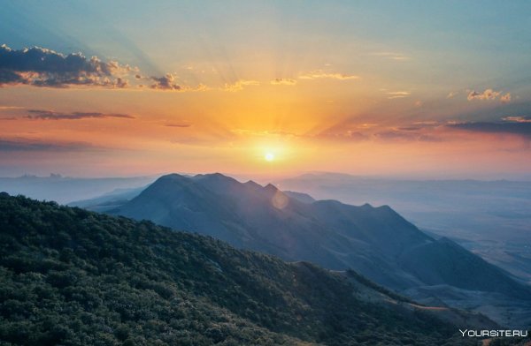 Горы в лучах заходящего солнца