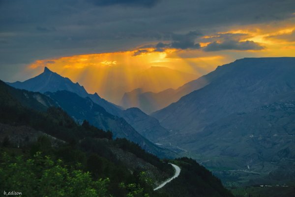 Горы Кавказа солнце