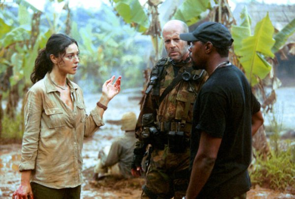 Моника Беллуччи в фильме слезы солнца