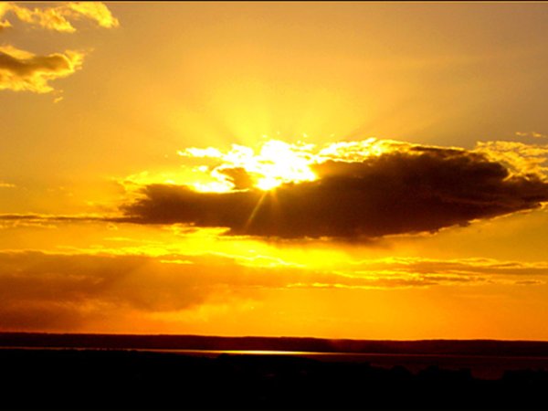 Заходящее солнце в облаках