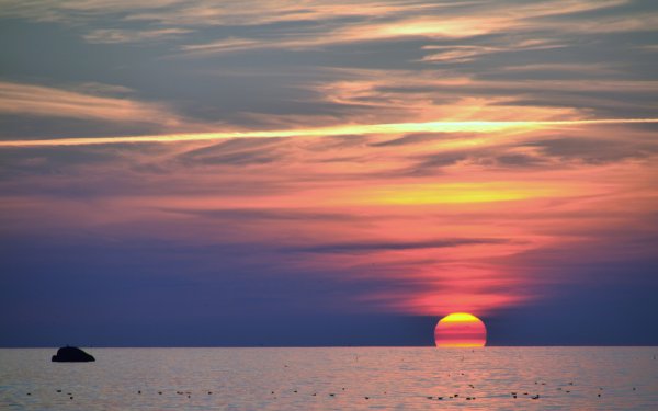 Заходящее солнце на море