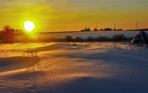 Рассвет в деревне зимой
