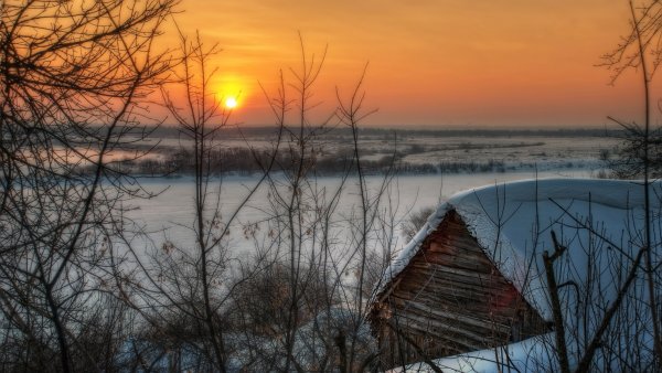 Закат в деревне зимой