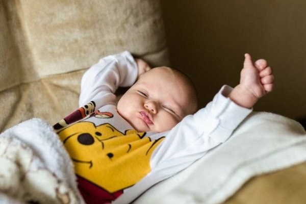 Мама будит утром ребенка