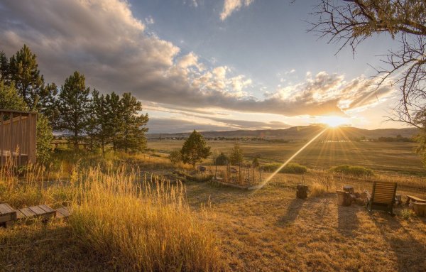 Рассвет в деревне летом