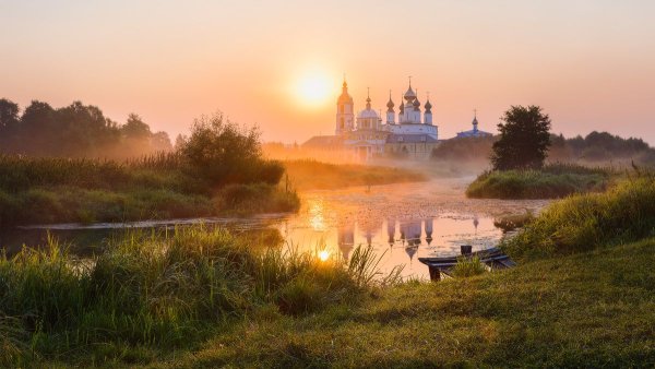 Красивый закат в деревне