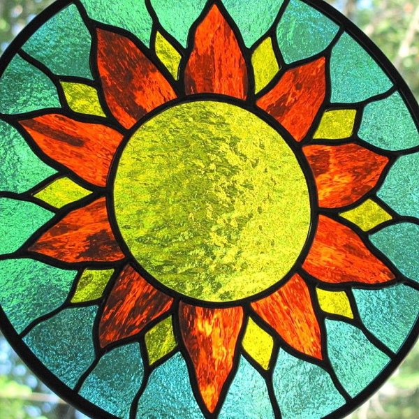Изображение солнца в витражах