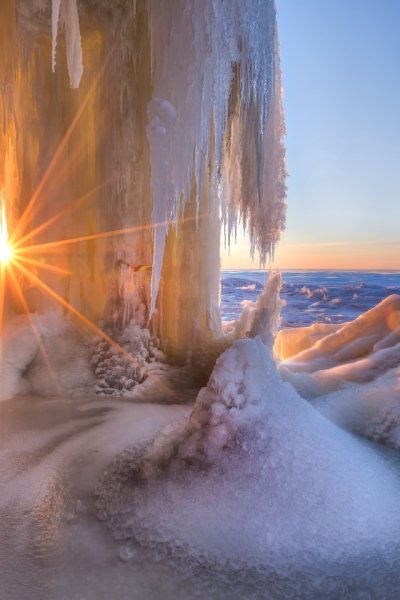 Замерзшее море и солнце