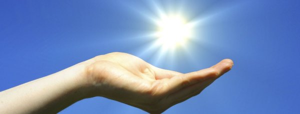 Держит солнце на ладони