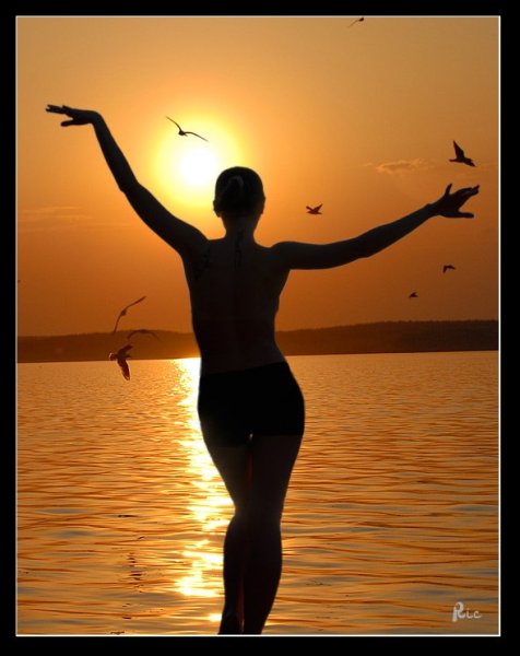 Девушка в лучах солнца