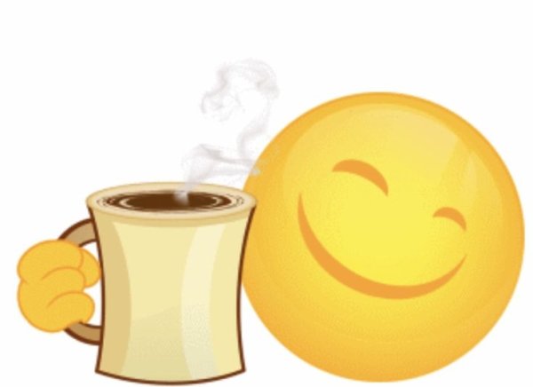 Девушка пьет коктейль на пляже