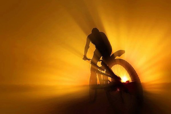Велосипедист на закате