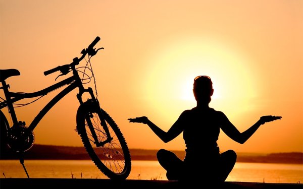 Девушка на велосипеде на закате