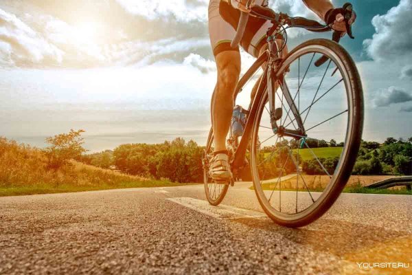 Велосипед едет по дороге