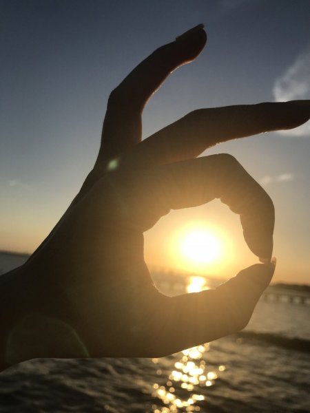 Сердце руками на закате