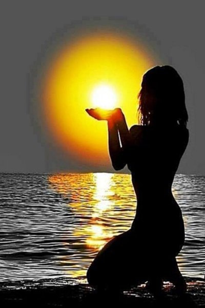 Сердечко из рук на закате