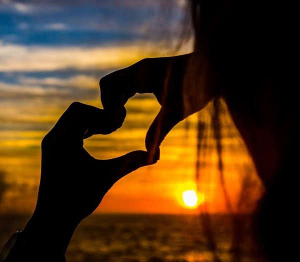 Счастливая девушка на фоне заката