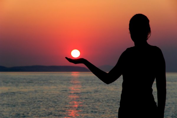 Девушка держит солнышко