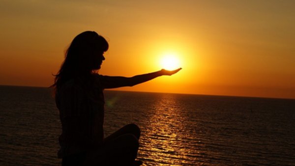 Руки держат солнце