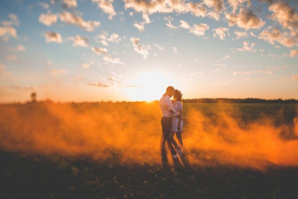 Обнимаются. На рассвете