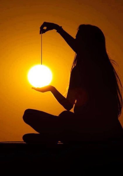 Человек обнимает солнце