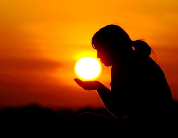 Девушка держит солнце