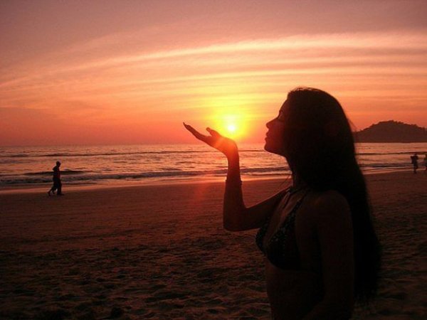 Девушка с солнцем в руках