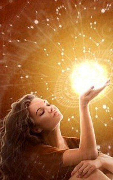 Девушка держит солнце