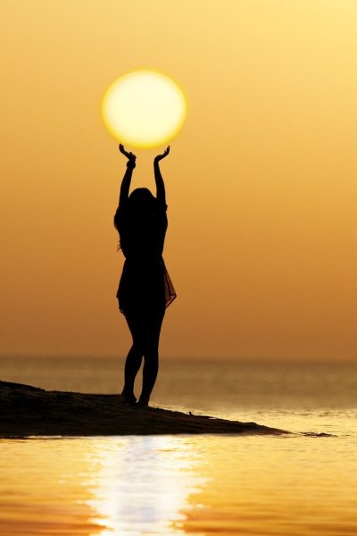 Рука тянется к солнцу