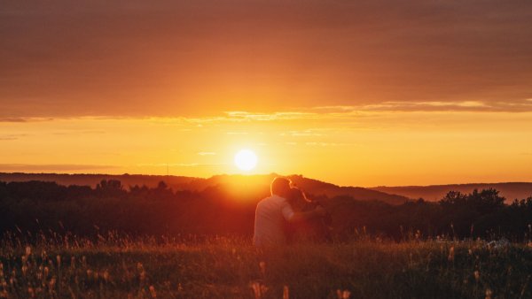 Парень и девушка солнце