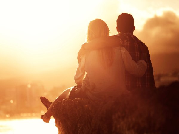 Влюбленная пара на берегу моря