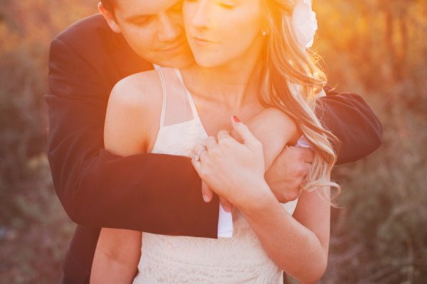 Пара на закате у моря