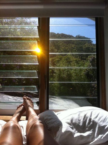 Солнечные лучи в комнате